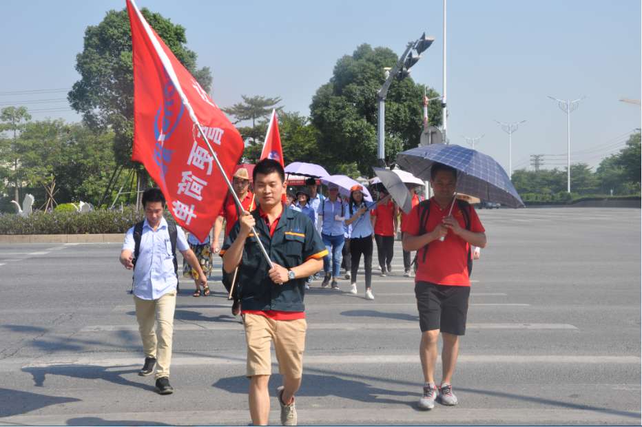 過馬路也要保持好隊(duì)形