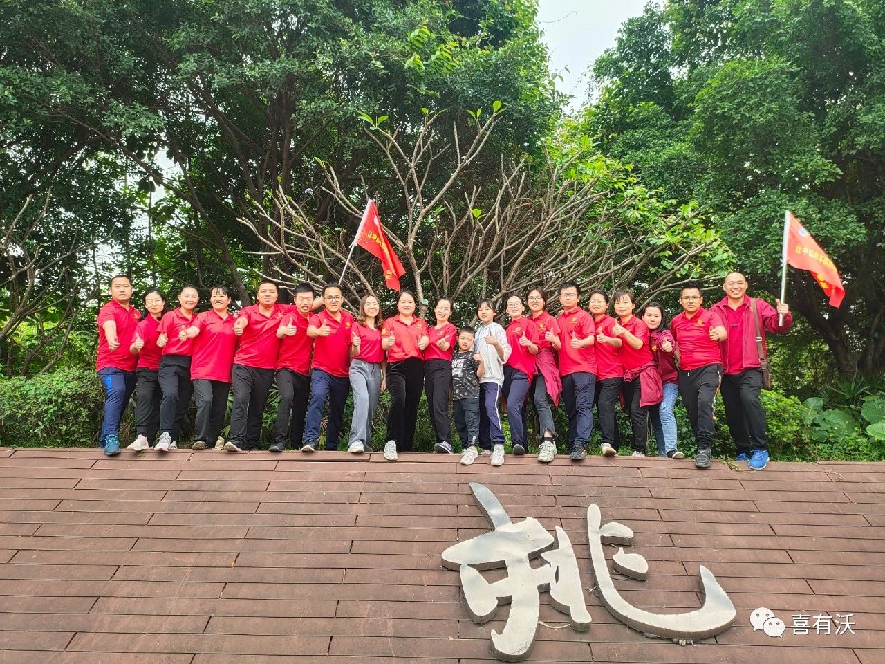 　　中途，大家補(bǔ)給能量的地點也是選擇觀景位置極佳的地方，開心就餐的同時還能觀景。